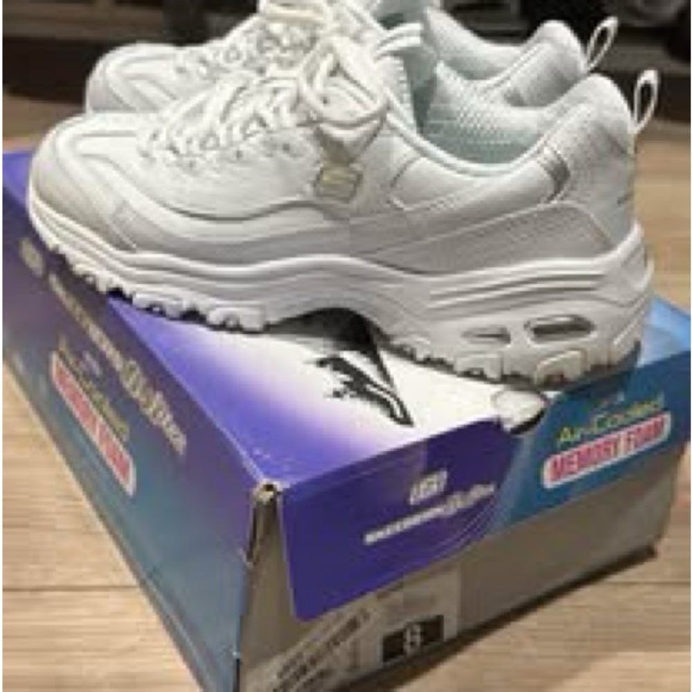 Skechers D’Lites White Sneakers – Women’s Size 8